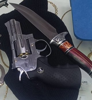 Armas intervenidas a una mujer de 49 años, detenida en Vigo el 31 de marzo de 2026 tras intentar atracar una joyería de la calle Gran Vía, en la ciudad olívica.