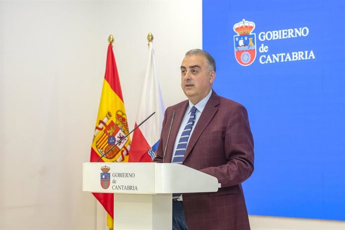 El consejero de Fomento, Vivienda, Ordenación del Territorio y Medio Ambiente, Roberto Media, informa en rueda de prensa sobre el Plan Regional de Ordenación Territorial (PROT).