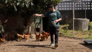 Carlos López, responsable de la explotación avícola artesanal A Senra, en Arteixo (A Coruña)