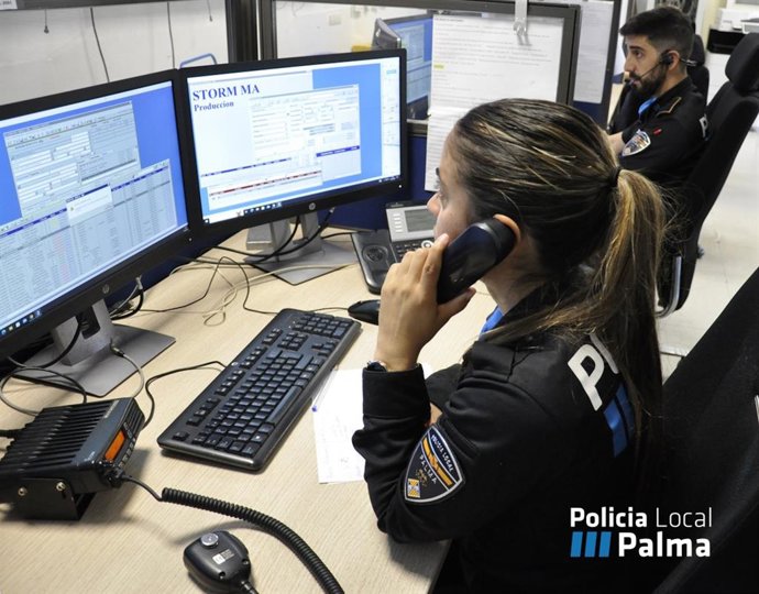 Archivo - Agente de la Policía Local de Palma en la Sala del 092.