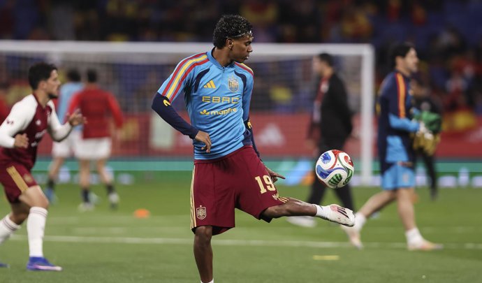 El futbolista de la selección española y el FC Barcelona Lamine Yamal, durante el calentamiento del amistoso España-Egipto en el RCDE Stadium. 