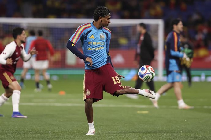 Lamine Yamal of Spain warms up during the International friendly match played between Spain Team and Egypt at RCDE Stadium on March 31, 2026 in Cornella, Spain.