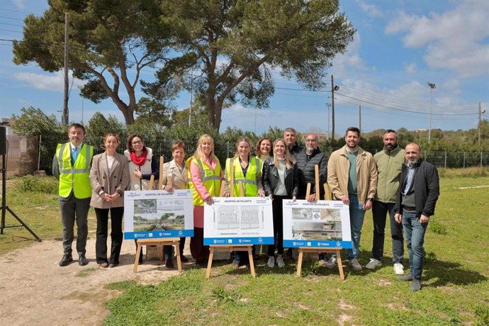 La presidenta del Govern, Marga Prohens, en el acto de colocación de la primera piedra del Hospital de Felanitx, acompañada de autoridades locales y representantes del Govern.