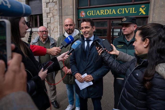 El delegado del Gobierno en Cantabria, Pedro Casares, en la visita realizada al cuartel de la Guardia Civil de Laredo