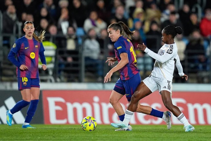 Patricia Guijarro (FC Barcelona) y Linda Caicedo (Real Madrid) disputan el balón durante el partido de Liga F jugado en el estadio Alfredo Di Stéfano en Valdebebas, Madrid