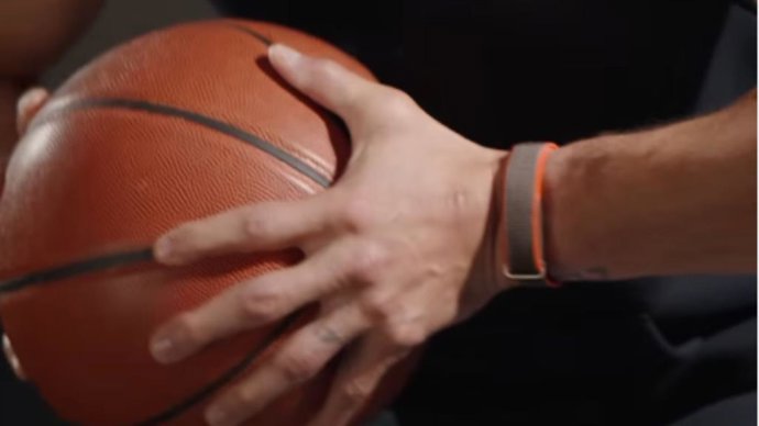 Stephen Curry treinando com a nova pulseira Fitbit sem tela do Google.