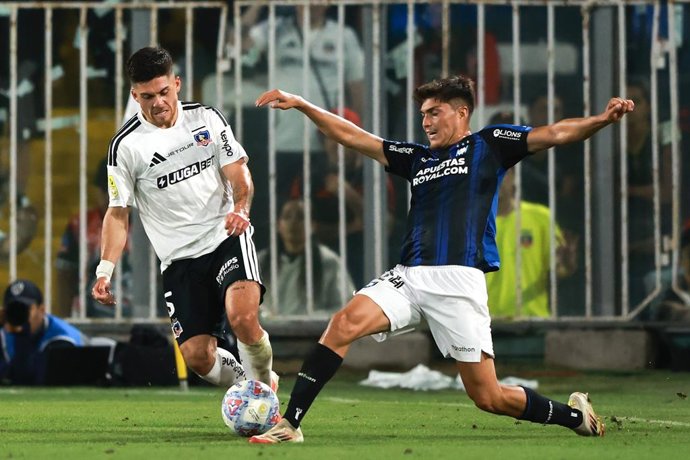 Futbol, Colo Colo vs Huachipato Fecha 7, Liga de Primera 2026. El jugador de Colo Colo  Felipe Mendez, izquierda, disputa el balon contra Maicol Leon de Huachipato durante un partido de  primera disputado en el estadio Monumental en Santiago,
