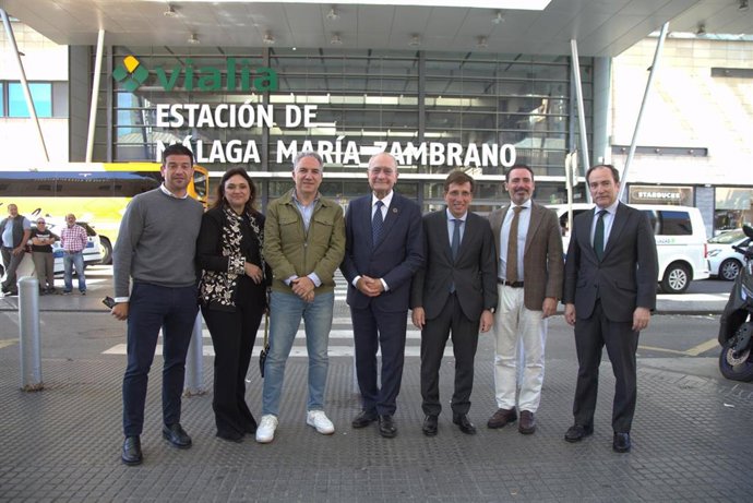 El alcalde de Madrid, José Luis Martínez-Almeida, en la estación de tren María Zambrano, en Málaga