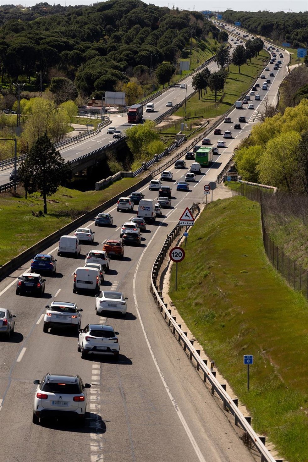 Decenas de vehículos durante la operación salida por las vacaciones de Semana Santa, en la A-5.