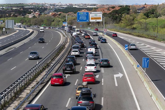 Archivo - Tráfico en la A-5 el día en que arranca la segunda fase de la operación salida de Semana Santa 2022, a 13 de abril de 2022, en Madrid (España). Hoy, Miércoles Santo, arranca la segunda fase de la Operación Salida de la Semana Santa 2022, una jor