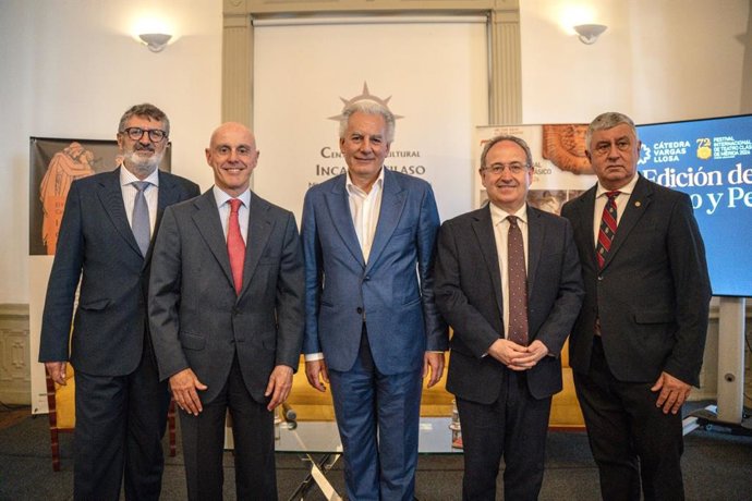 De izquierda a derecha, Pedro Blanco, Alejandro Abellán, Álvaro Vargas Llosa, Jesús Cimarro y Gerardo Bongiovanni.