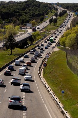 Decenas de vehículos durante la operación salida por las vacaciones de Semana Santa, en la A-5, a 27 de marzo de 2026, en Madrid (España). La Dirección General de Tráfico ha activado un dispositivo especial de regulación, vigilancia y asistencia, ante el 