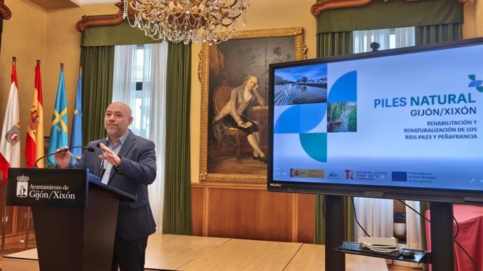 El concejal de Medio Ambiente y Sostenibilidad de Gijón, Rodrigo Pintueles, presenta, en rueda de prensa en el Consistorio gijonés, los resultados del proyecto Piles Natural.