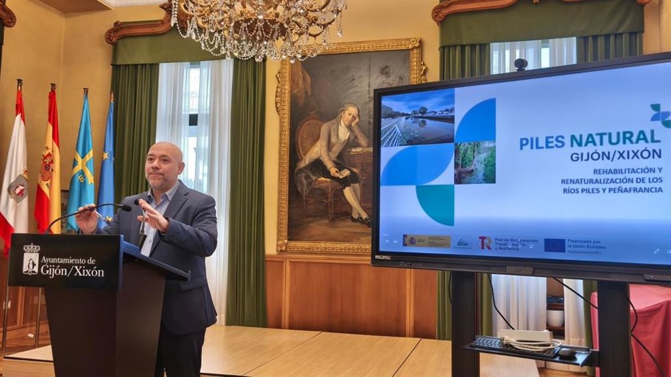 El concejal de Medio Ambiente y Sostenibilidad de Gijón, Rodrigo Pintueles, presenta, en rueda de prensa en el Consistorio gijonés, los resultados del proyecto Piles Natural.