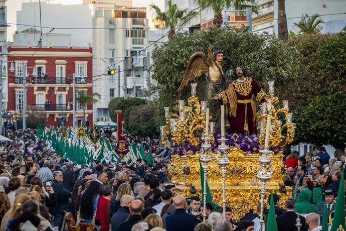 Imagen de una procesión por el centro de San Fernando (Cádiz) en la Semana Santa de 2026