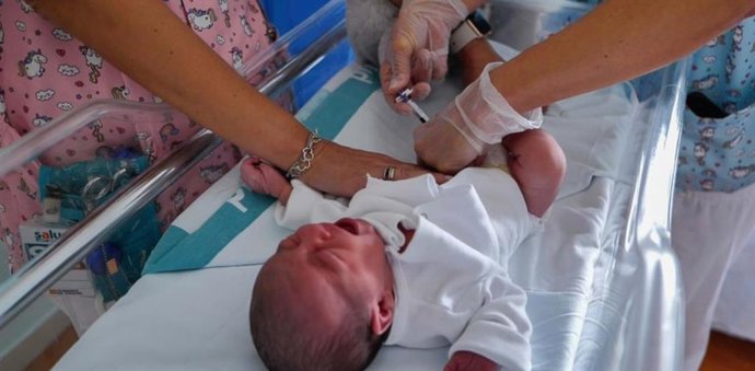 Archivo - El año pasado se inicio la vacunación frente al virus sincitial (en la imagen) para bebés. Este año se añaden novedades, como la dosis frente al rotavirus, en este caso, de administración oral