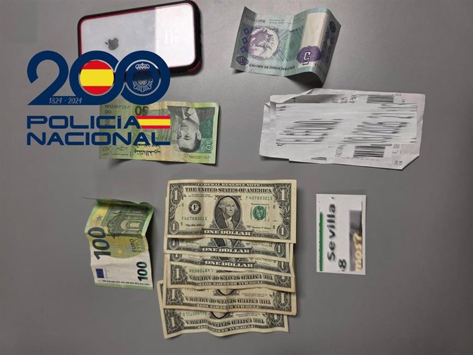 Efectos recuperados tras desarticular un grupo criminal en Sevilla.