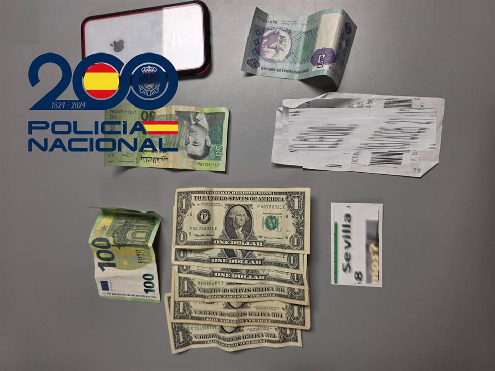 Efectos recuperados tras desarticular un grupo criminal en Sevilla.
