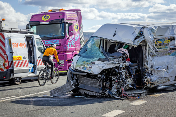 Cortada la N-I en Quintanapalla (Burgos) tras un accidente con atrapados entre un camión y dos vehículos