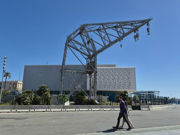 Valenciaport impulsa la restauració de dos grues portuàries històriques del Port de València