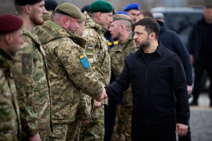 21 de março de 2026, Ucrânia, Ucrânia, Ucrânia: O presidente ucraniano Volodymyr Zelenskyy presta homenagem aos defensores mortos em combate, afirmando que seus sacrifícios simbolizam a resiliência do país diante dos ataques russos, após uma escalada mili