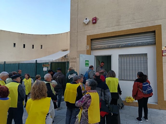 Miembros de La Calle Mata junto al albergue nocturno en la asociación OCREM.