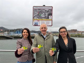 La presidenta de la ATTG, Azahara Domínguez, que ha estado en Zumaia junto al  alcalde, Iñaki Ostolaza, y la directora de la ATTG, Eluska Renedo.