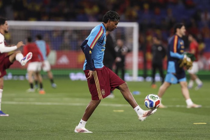 Lamine Yamal of Spain warms up during the International friendly match played between Spain Team and Egypt at RCDE Stadium on March 31, 2026 in Cornella, Spain.