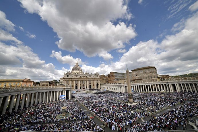 Archivo - Miles de personas durante la misa de inicio de Pontificado del Papa León XIV, en la plaza de San Pedro, en la plaza de San Pedro, a 17 de mayo de 2025, en Ciudad del Vaticano. Con esta ceremonia se marca el inicio del ministerio petrino del esta