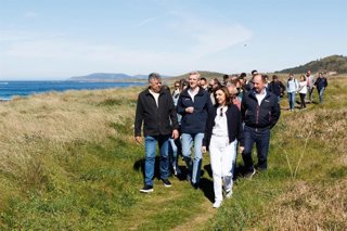 El presidente de la Xunta, Alfonso Rueda, recorre una parte del Camiño do Litoral, a 1 de abril de 2026.