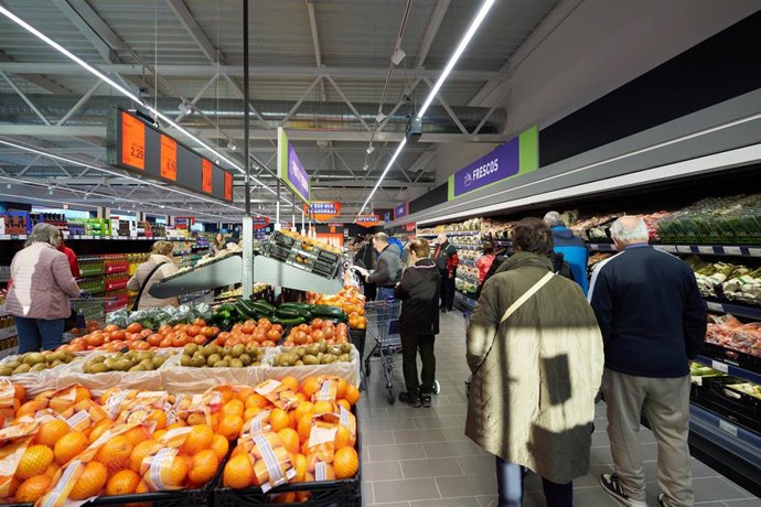 Archivo - Interior de un supermercado Aldi de Pozoblanco. Imagen de archivo. 