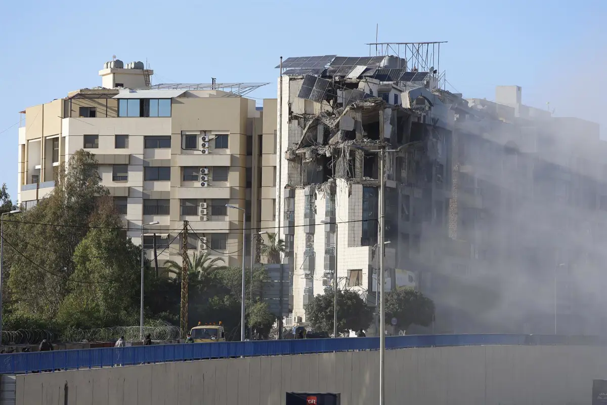 Colas de humo en un edificio en Beirut tras un ataque aéreo de Israel