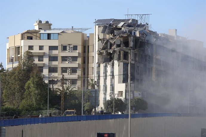 March 31, 2026, Beirut, Beirut, Lebanon: Smoke billows from a targeted building following an Israeli warplane missile strike near Airport Road in Beirut
