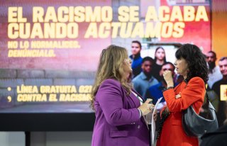 La ministra de Igualdad, Ana Redondo (d), acompañada por la directora general para la Igualdad de Trato y No Discriminación y contra el Racismo, Beatriz Carrillo (i), presenta la campaña institucional de sensibilización contra el racismo, a 19 de marzo de