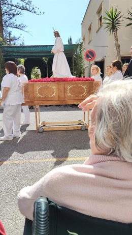 Mayores del centro residencial El Palo de Málaga en la procesión del 'Cautivo chico' por la residencia.