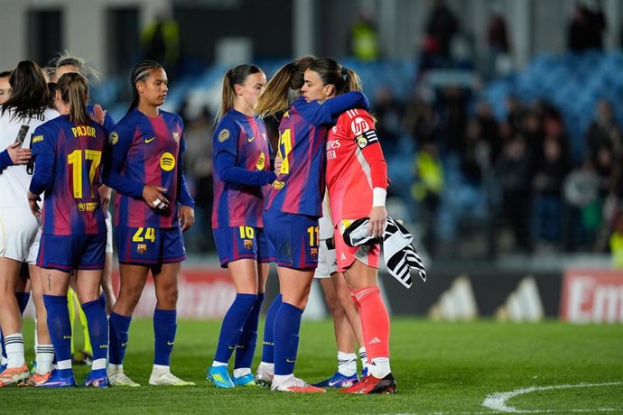 Alexia Putellas, del FC Barcelona Femení, saluda a Misa Rodríguez, del Real Madrid Femenino, durante el partido de la Liga F disputado en el Estadio Alfredo Di Stéfano el 29 de marzo de 2026