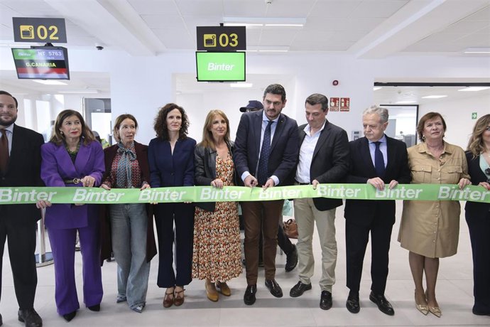 Archivo - Inauguración de la ruta aérea entre Canarias y Córdoba por Binter.