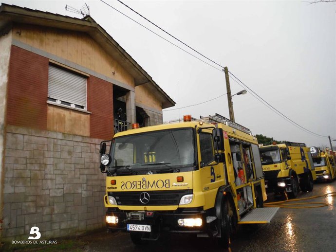 Archivo - Efectivos de Bomberos del Servicio de Emergencias del Principado de Asturias (SEPA).