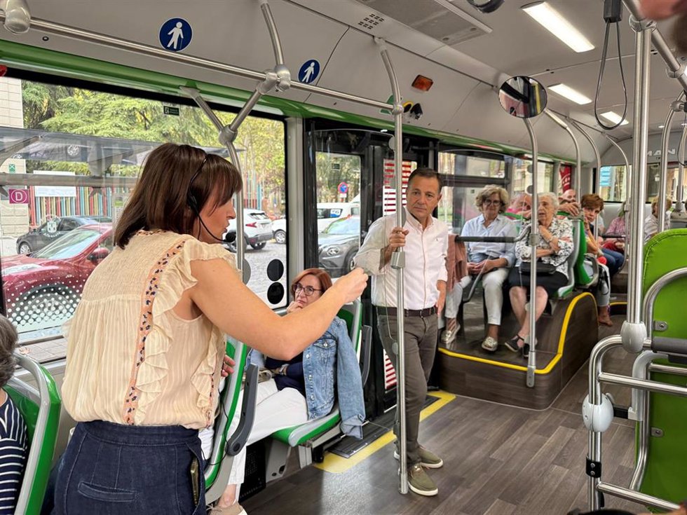 Archivo - El alcalde de Albacete, Manuel Serrano, en la ruta de bus turístico de la Semana Movilidad Europea 2025.