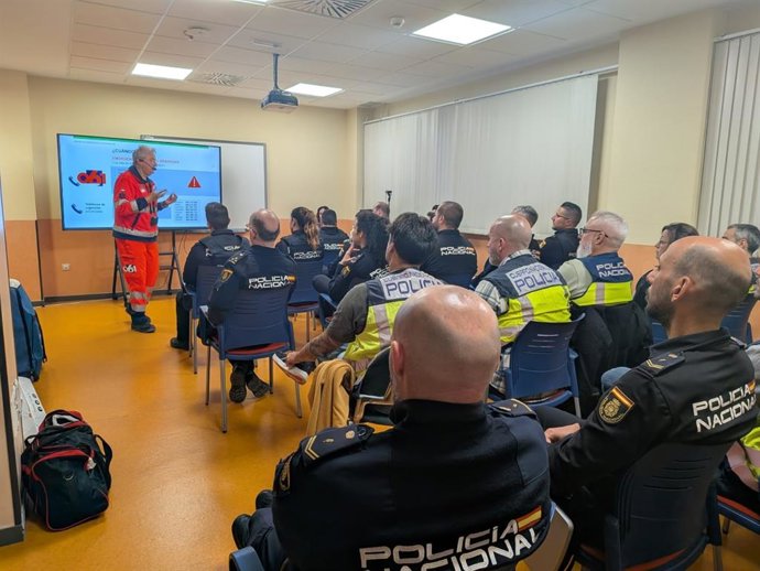 Policías nacionales de El Puerto en una jornada formativa en el Centro de Emergencias Sanitarias 061 de Cádiz