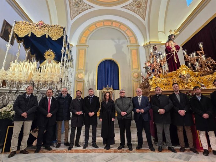 La consejera de Fomento, Articulación del Territorio y Vivienda, Rocío Díaz, ha visitado este miércoles por la mañana a las diferentes hermandades de la Semana Santa de Guadix