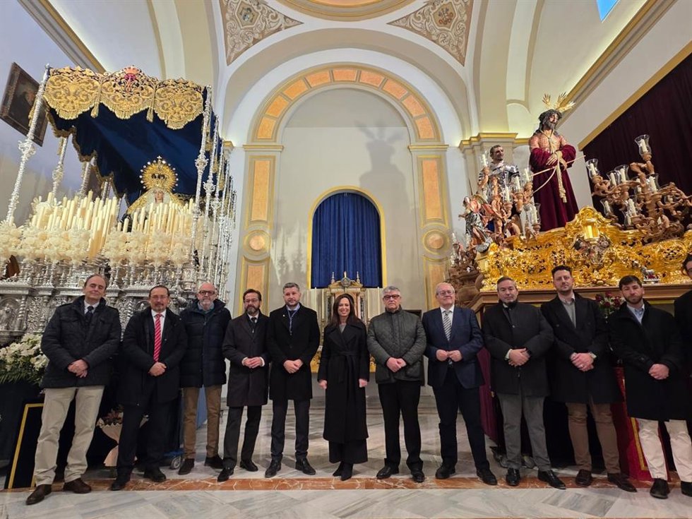 La consejera de Fomento, Articulación del Territorio y Vivienda, Rocío Díaz, ha visitado este miércoles por la mañana a las diferentes hermandades de la Semana Santa de Guadix
