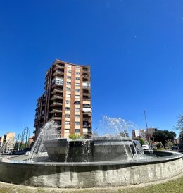 Comienza a funcionar el sistema hidráulico y de iluminación en la fuente de la Plaza de España de Talavera.
