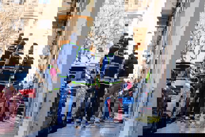 Una unidad de la Policía Nacional actúa en la zona de la explosión. 