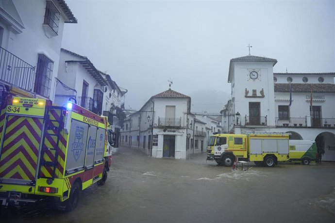 Archivo - Bomberos de la provincia de Cádiz trabajan en labores de achique de agua en calles y viviendas en la localidad gaditana de Grazalema tras el paso de la borrasca Leonardo. A 4 de febrero de 2026, en Grazalema, Cádiz (Andalucía, España).