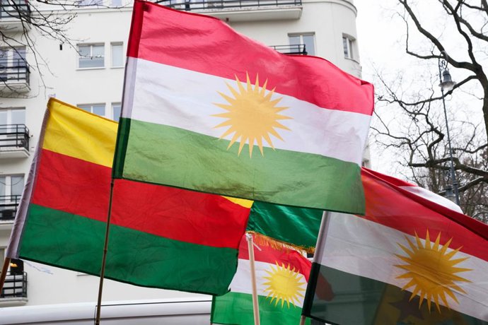 Archivo - January 30, 2026, Warsaw, Masovian Voivodeship, Poland: Flags of Kurdistan and Rojava fly in the air during a demonstration organized by the Kurdish diaspora in Warsaw to protest against Syrian army attacks on Kurdish forces and civilians in Roj