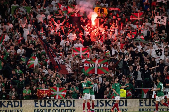 Archivo - November 15, 2025, Bilbao, Basque Country, Spain: Fans, holding Palestinian flags, show their support during the friendly football match between Basque Country and Palestine at San Mames Stadium.