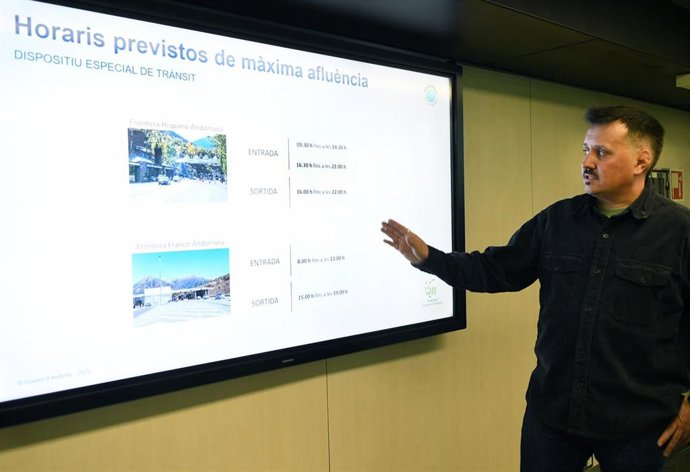 Jefe del área de Movilidad de Andorra, Daniel Boneta, dando explicaciones del dispositivo de Semana Santa