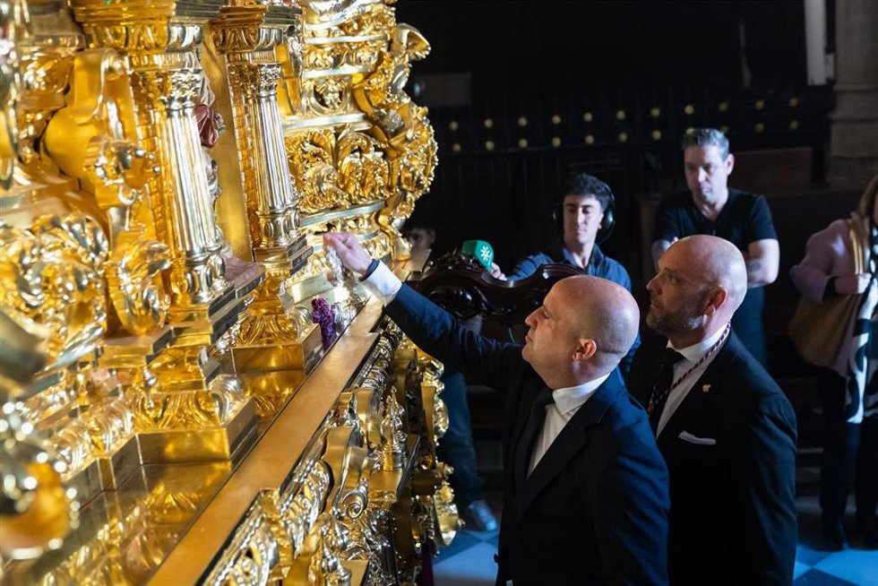 El presidente de la Diputación de Almería, José Antonio García Alcaina, durante su visita a una de las hermandades de la capital en la tarde de este Miércoles Santo.