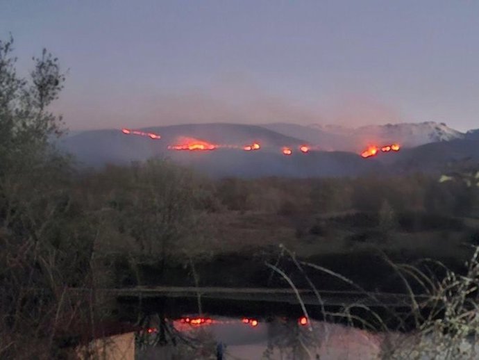 Foto del incendio de Losar de la Vera (Cáceres) en el amanecer del 1 de abril de 2026